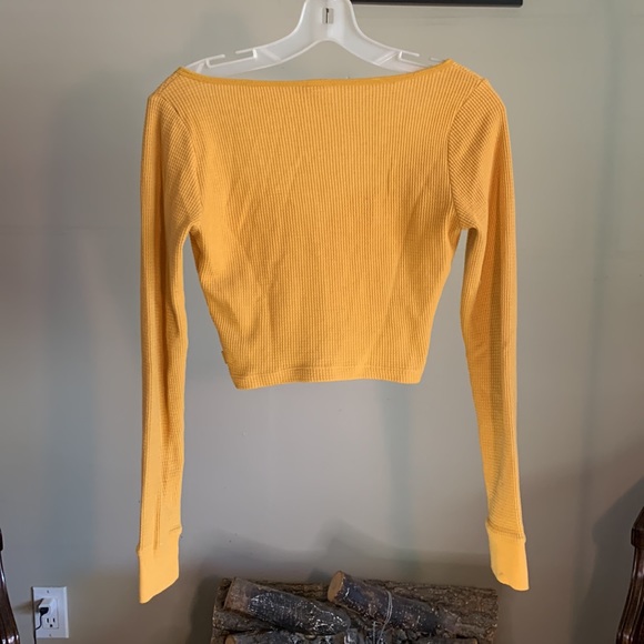 Aritzia, TNA mustard yellow, crop waffle scoop neck - Picture 2 of 5